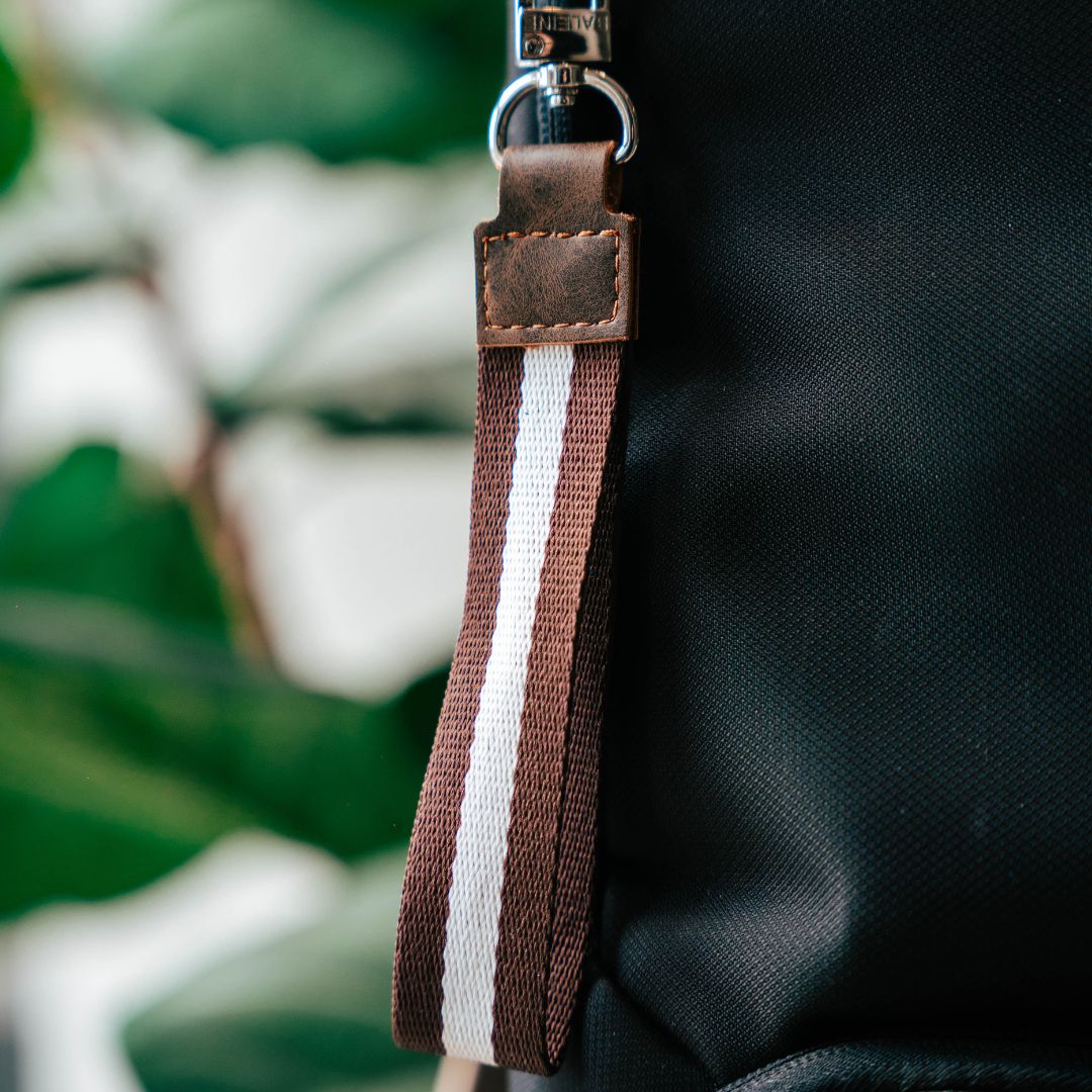 Llavero - Dark Brown / White
