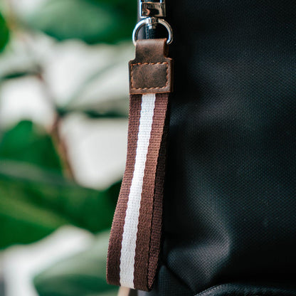 Llavero - Dark Brown / White