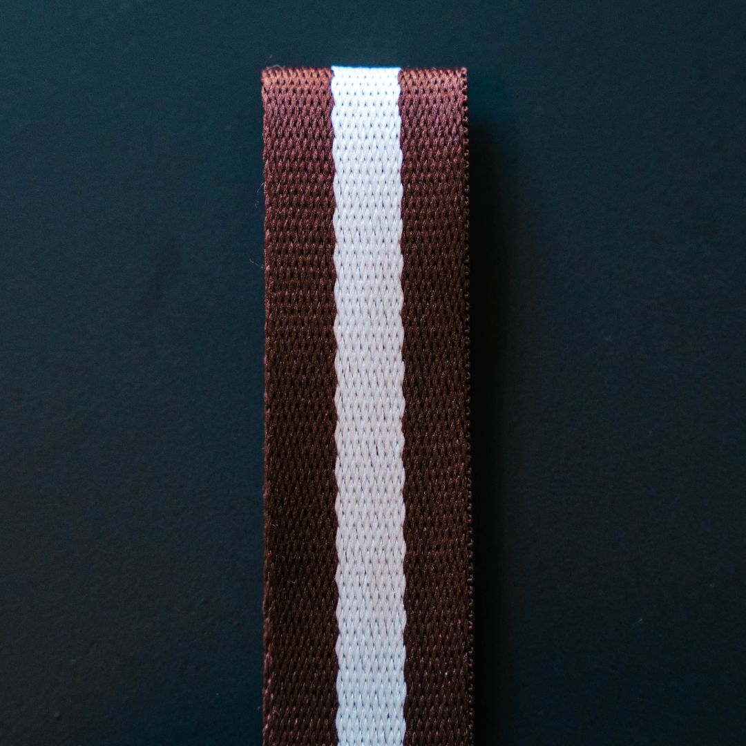 Llavero - Dark Brown / White