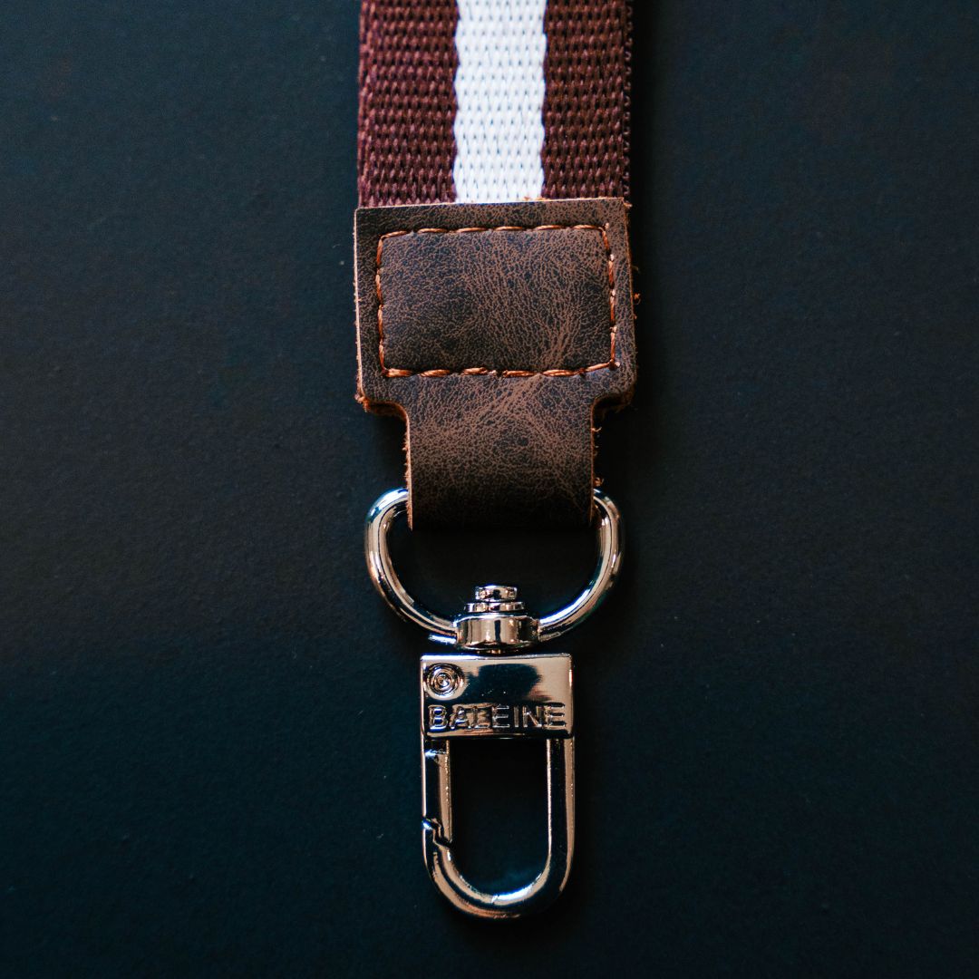 Llavero - Dark Brown / White